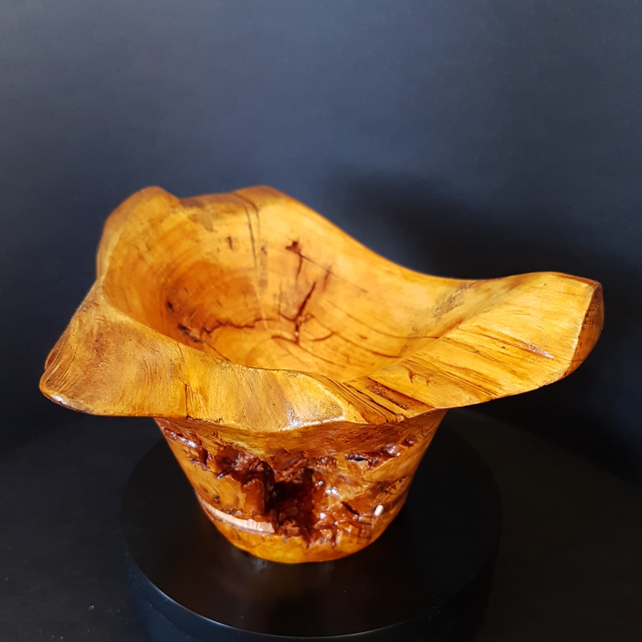 Bowl with copper inlay Image